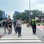 Polwan Engku Putri Laksanakan Pengaturan Lalu Lintas di SD Negeri 001 Sungai Panas untuk Jamin Keselamatan Pelajar IMG-20260614-WA0014